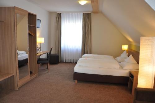 阿本贝格Landhaus Kaiser的配有一张床和一张书桌的酒店客房