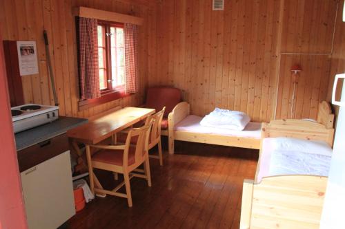 Viksdalen沃夫海特格兰德酒店的小房间设有桌子、床和厨房