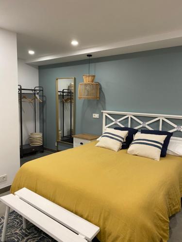 博伊罗Barraña Guest House的一间卧室配有一张大黄床和长凳