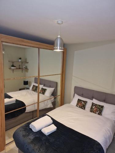 黑多克Sunny House的一间卧室配有两张床和镜子