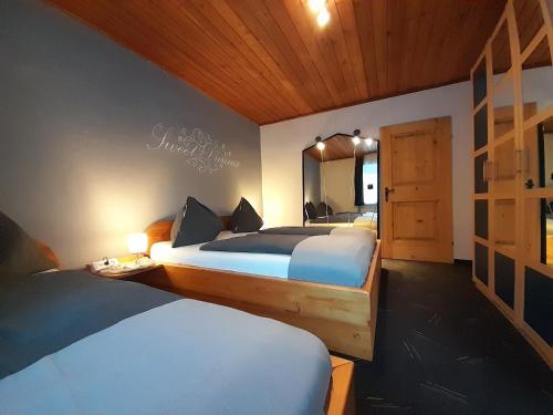 上柯尼希山麓米尔巴赫Haus Rosina的一间卧室配有两张床和镜子