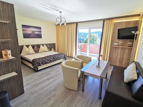 米尔施塔特迪阿娜公寓的酒店客房配有一张床铺和一张桌子。