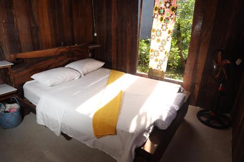 卡普兰干La chonta的一间卧室设有一张大床和窗户