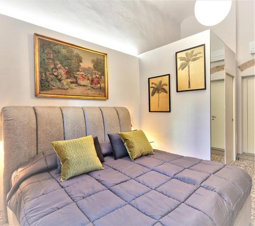 佛罗伦萨PALAZZO TESTA - LOCAZIONE TURISTICA的一张大紫色沙发,位于一个画室