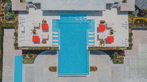 棕榈滩Radisson Blu Aruba的享有度假村游泳池的空中景致