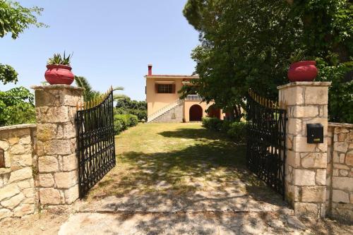 卡利地亚Villa Selini的铁门,有房子在后面