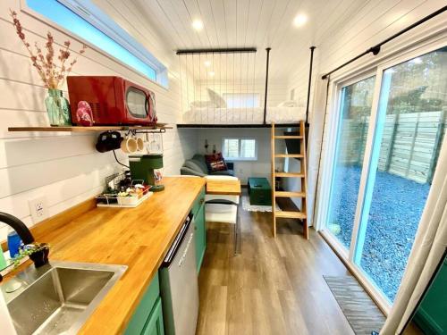 盖恩斯维尔Entirely Private Tiny Home - 1 Mile to UF的一个小房子里的厨房,配有水槽