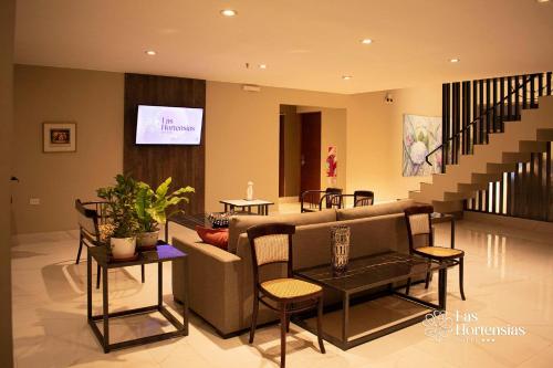 MonterosLas Hortensias Hotel的客厅配有沙发和桌椅