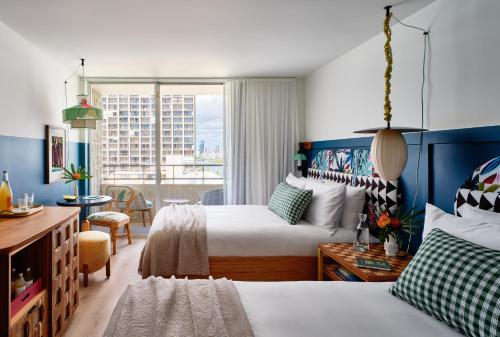 檀香山Wayfinder Waikiki的酒店客房设有两张床和窗户。