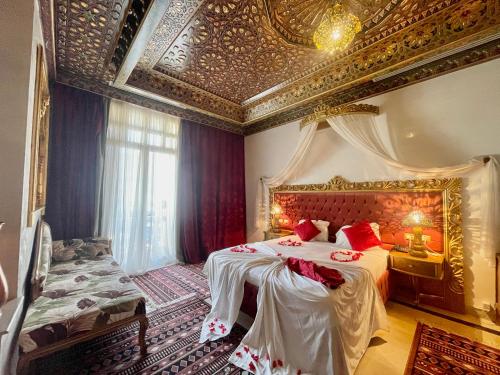 突尼斯Royal Victoria - Ex British Embassy的一间带两张床的卧室和金色天花板