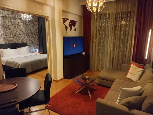 拉里萨CityHome2的酒店客房设有床和客厅。