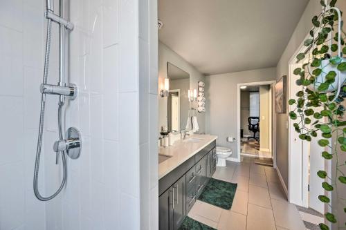 西雅图Sleek Seattle Home with Rooftop Patio and Views!的带淋浴、盥洗盆和卫生间的浴室