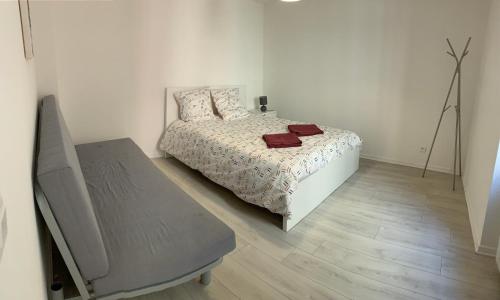 里永Appartement 2ème étage 42m2 hyper centre ville / parking gratuit的一间卧室配有一张床和一张桌子