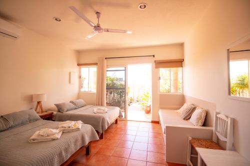 El Pescadero奥拉塞德丽托斯酒店的一间客房配有两张床和一张沙发