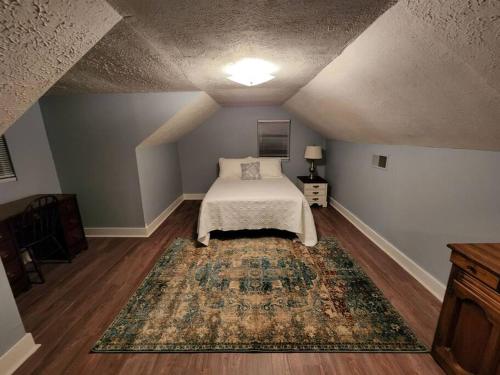 PikevilleSpacious Family Farmhouse的一间卧室配有一张床和地毯