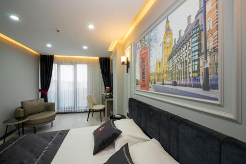 ArnavutköyIntercity Airport Hotel的酒店客房设有一张床,墙上挂有绘画作品