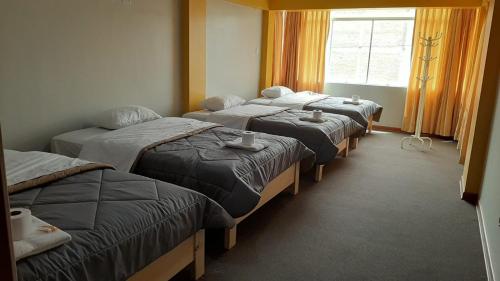 瓦拉斯Alpino Guest House的一间客房内的四张床