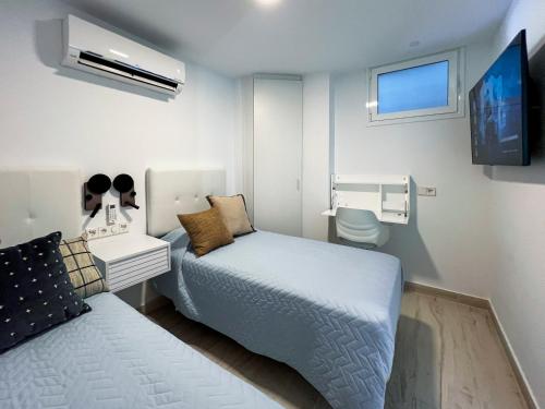 美洲海滩El Dorado 114 luxury with full air-conditioning的一间带床的小卧室和一间浴室