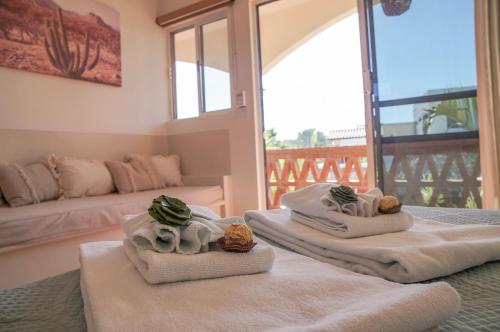El Pescadero奥拉塞德丽托斯酒店的客厅配有2条毛巾和1张沙发