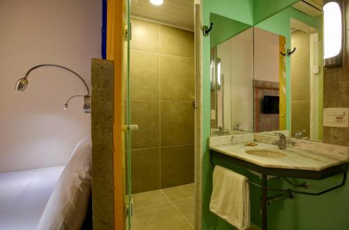 巴鲁埃里塔博瑞宜必思经济酒店的一间带水槽和镜子的浴室
