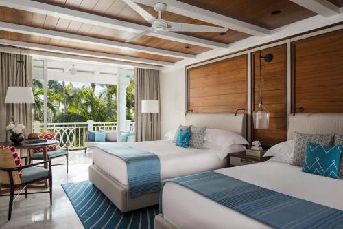 拿骚巴哈马海洋俱乐部四季度假村的一间带两张床的卧室和一个阳台