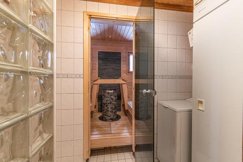 锡尔卡Chalet cheminee sauna PAS DE DRAP PAS DE SERVIETTE MENAGE COMPRIS的浴室设有步入式淋浴间,位于厕所旁边