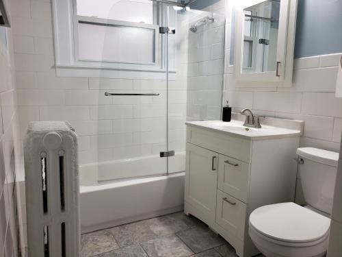 明尼阿波利斯The Uptown Oasis的浴室配有卫生间、盥洗盆和淋浴。
