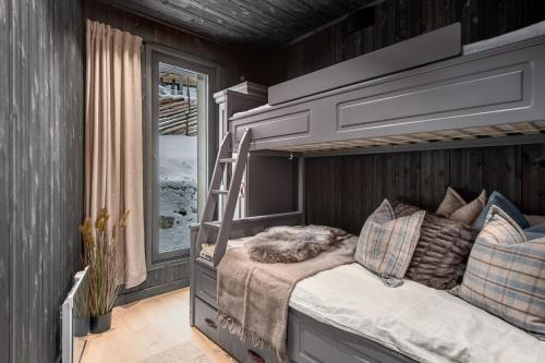 耶卢Kikut Alpine Lodge 9103的一间卧室配有带梯子的双层床