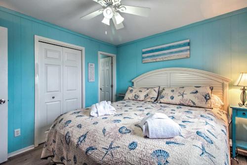 希尔顿黑德岛Hilton Head Resort Condo with Beach and Pool Access!的一间卧室设有一张蓝色墙壁和天花板的床。