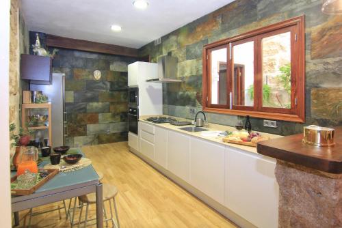贝尼萨Casa Marrón Boutique Home的厨房配有水槽和台面