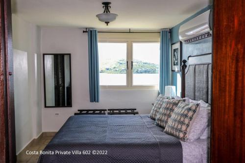 库莱布拉Costa Bonita Private Villa 602的一间卧室设有一张床和一个窗口
