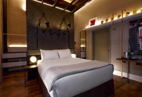 昆卡Casa Firenza Hotel & Suites Boutique的卧室配有一张白色大床