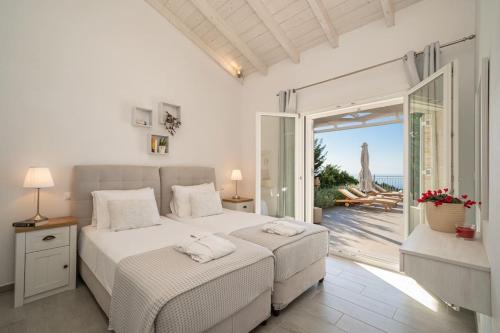 费斯卡尔德宏Fiscardo Luxury Stone Villa Suzana ,with sunset view!的一间带两张床的卧室,享有海景
