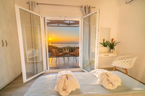 费斯卡尔德宏Fiscardo Luxury Stone Villa Suzana ,with sunset view!的一间卧室配有一张床,享有海景