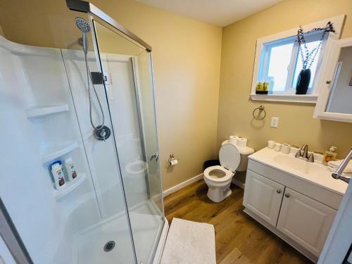 塞勒姆Far East Escape- Salem的带淋浴、卫生间和盥洗盆的浴室