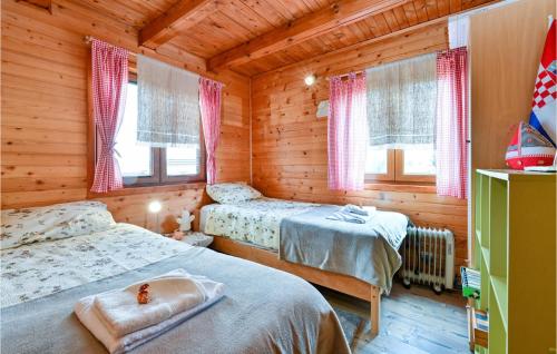 PustodolGorgeous Home In Pustodol With Heated Swimming Pool的小木屋内一间卧室,配有两张床