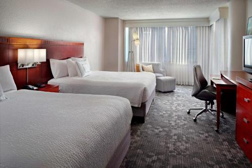 亚特兰大亚特兰大坎伯兰万怡酒店/画廊的酒店客房配有两张床和一张书桌