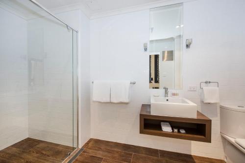 马奇佩里街酒店 的白色的浴室设有水槽和淋浴。
