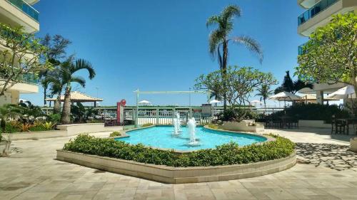 里约热内卢Meu Resort no Recreio - RJ的度假村游泳池中央的喷泉