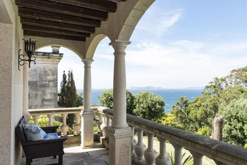AmazINN Places Mansion con piscina y vistas al mar的阳台或露台