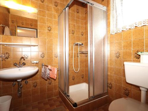 索尔登Haus Daniela的带淋浴、卫生间和盥洗盆的浴室