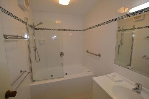 金德拜恩Banksia 1的带淋浴、浴缸和盥洗盆的浴室