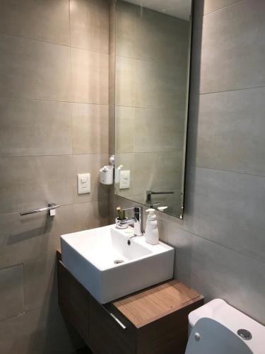 埃斯特角城Gala Vista的一间带水槽、镜子和卫生间的浴室