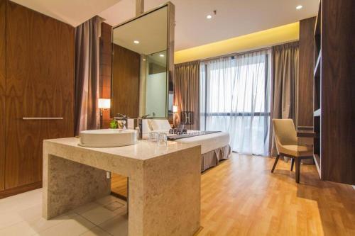 吉隆坡D'majestic的一间带水槽和大镜子的浴室