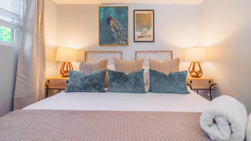 伯明翰King bed open floorplan in heart of Bham的一间卧室配有一张带蓝色枕头的大床