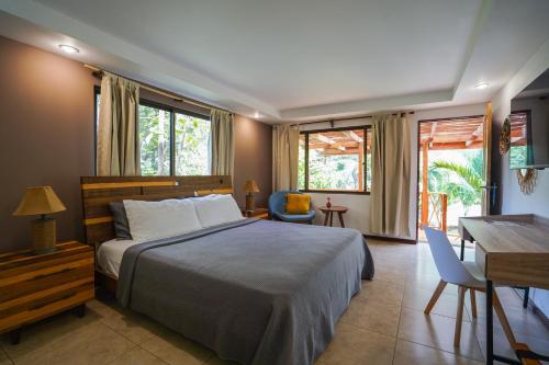 塔马林多Hotel Arco Iris的卧室配有一张床、一张书桌和窗户。
