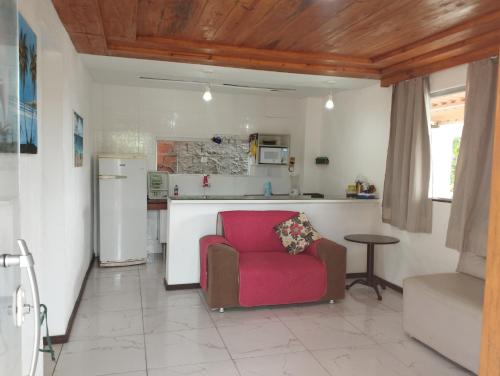 马塔迪圣若昂Paraíso da Deise的一间带红色椅子的客厅和一间厨房