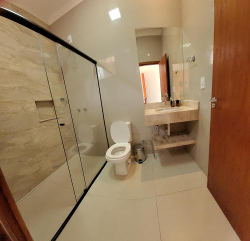 圣罗克迪米纳斯Pousada Colina da Canastra的浴室配有卫生间、淋浴和盥洗盆。