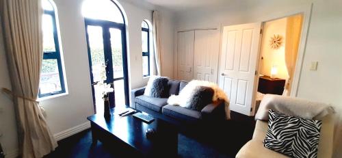 奥克兰塔卡普纳公寓的客厅配有沙发和桌子