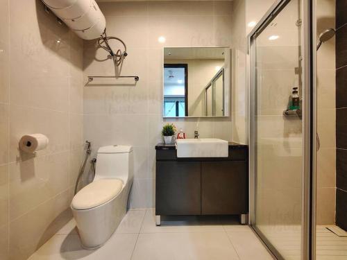 新山Royal Strand, Country Garden Danga Bay Homestay by WELCOME HOME的浴室配有卫生间、盥洗盆和淋浴。